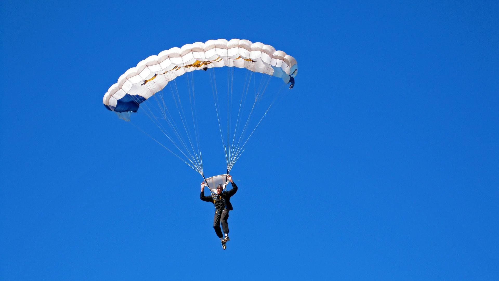 球场瞬间：点燃全场的篮球奇迹，篮球场面